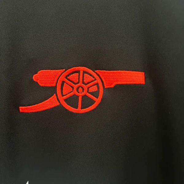 Camiseta Arsenal visita 24/25 escudo