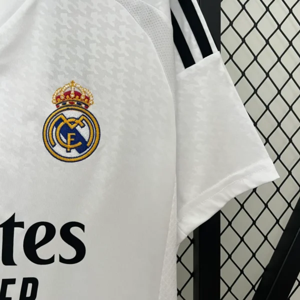 Camiseta Real Madrid local 24/25 escudo