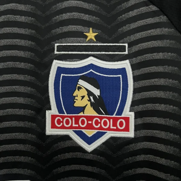 Camiseta negra Colo Colo visita 25/26 escudo