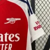 Camiseta Arsenal local 24/25 escudo