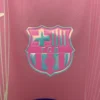 Barcelona 25/26 rosada edición especial escudo