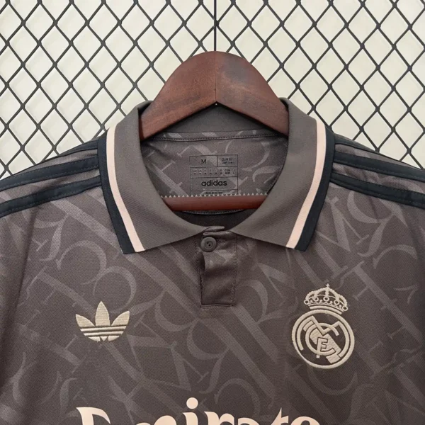 Real Madrid 24/25 Tercera equipación cuello