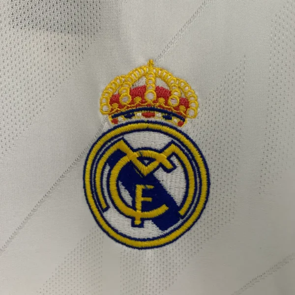 Camiseta del Real Madrid 17/18 escudo