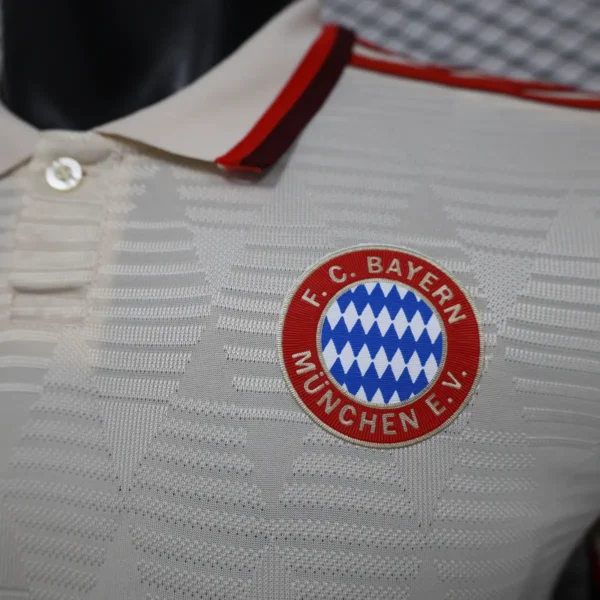 Camiseta Bayern Munich tercera equipacíon 24/25 escudo