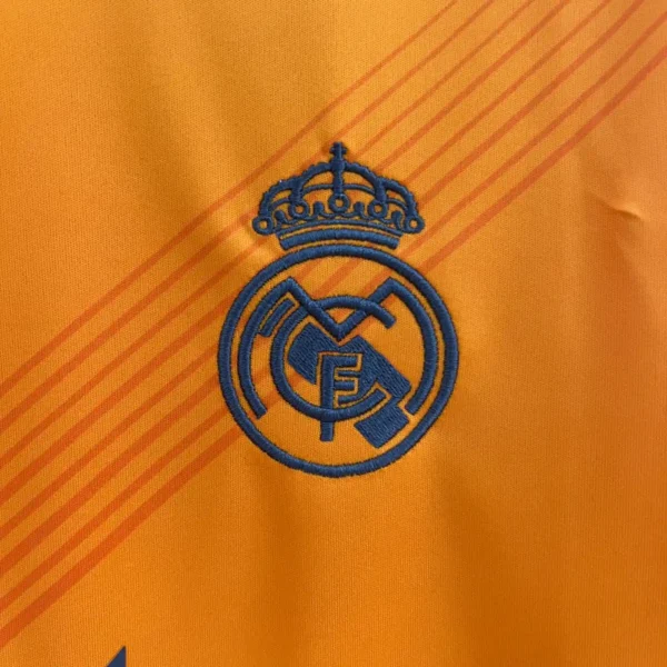 Real Madrid 24/25 visita escudo