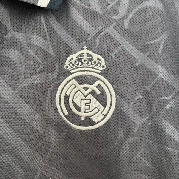 Real Madrid 24/25 Tercera equipación escudo
