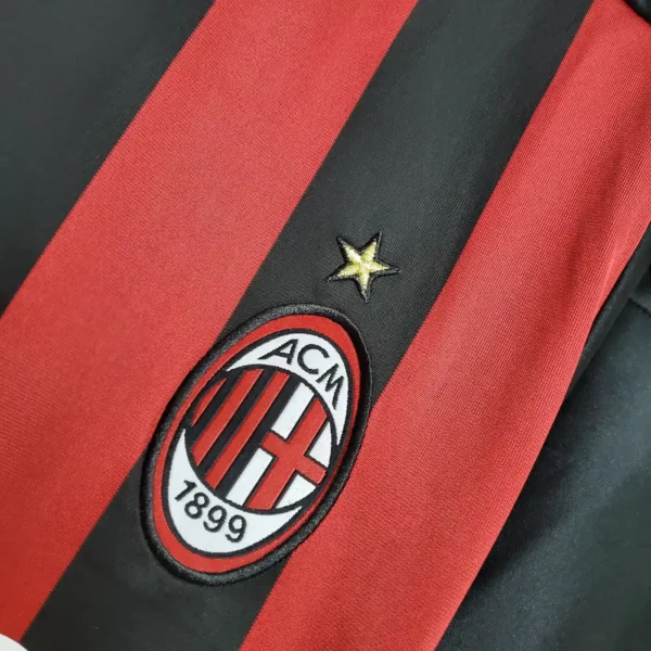 Camiseta del AC Milán 09/10 escudo