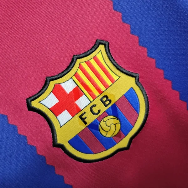 Camiseta Barcelona X Karol G 24/25 escudo