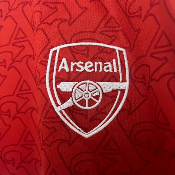 Camiseta del Arsenal 25/26 escudo